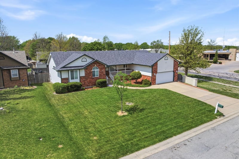 1 N Valley Oaks Ct, Valley Center, KS 67147