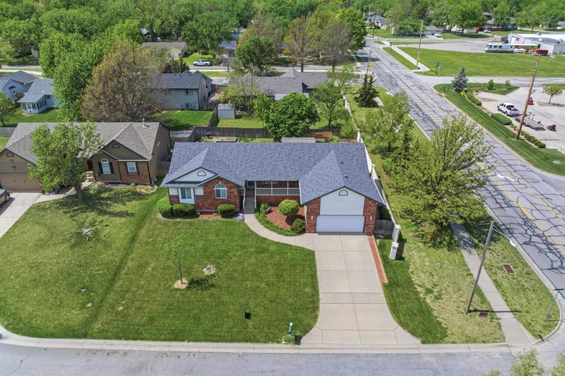 1 N Valley Oaks Ct, Valley Center, KS 67147