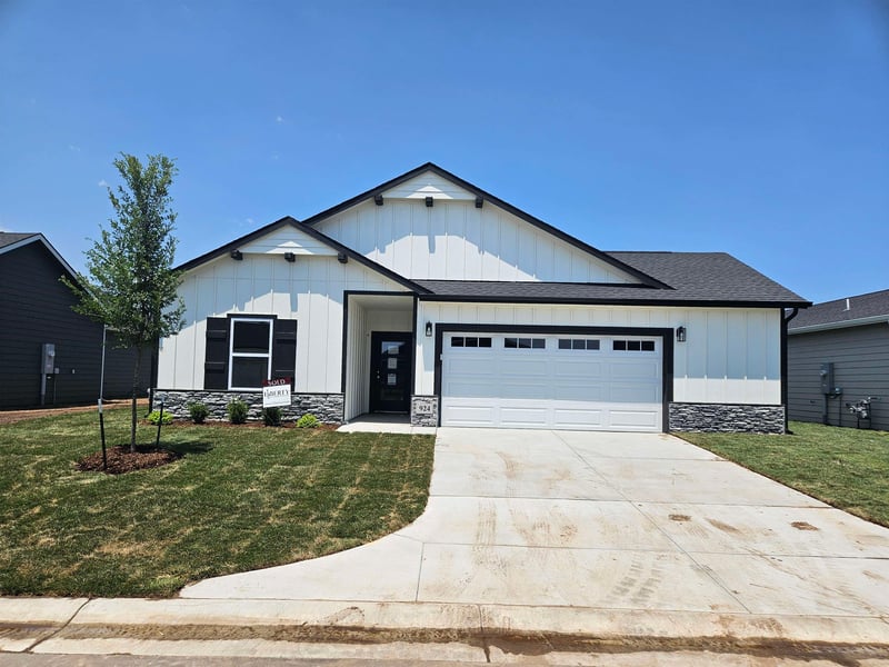 924 N Forestview Ct, Wichita, KS 67235