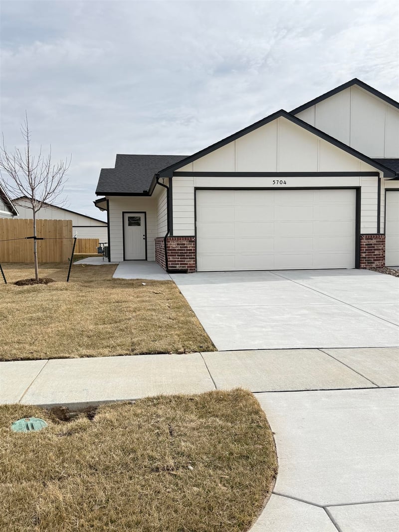 5704 E Bristol St, Bel Aire, KS 67220
