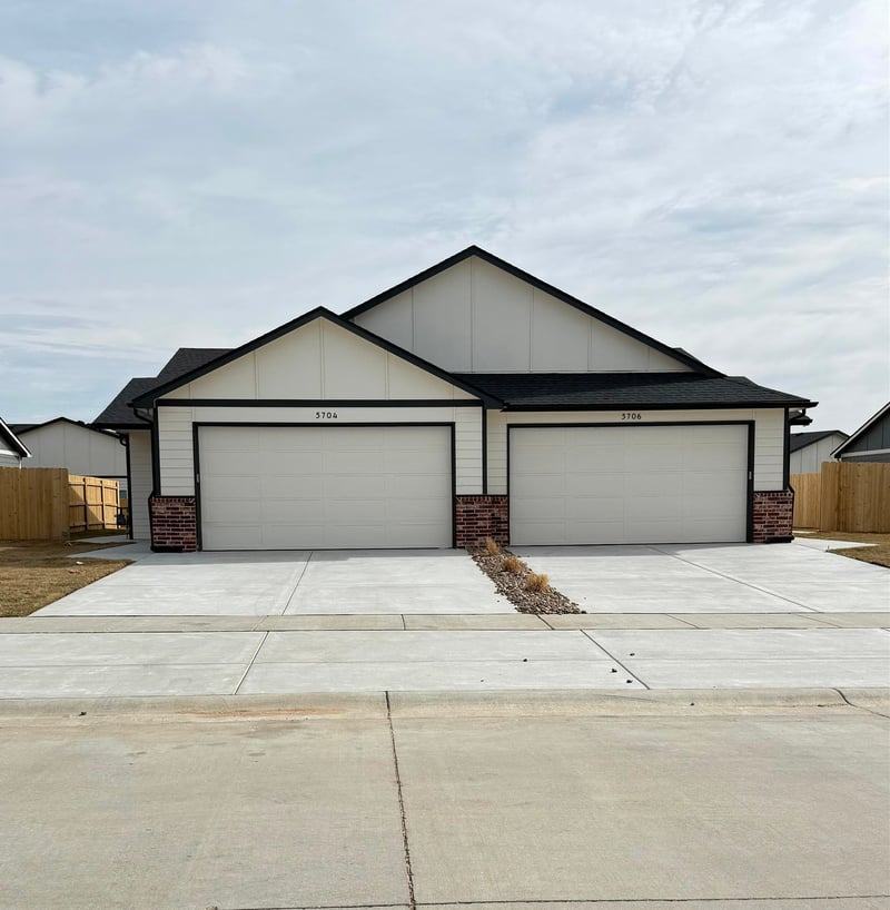 5704 E Bristol St, Bel Aire, KS 67220