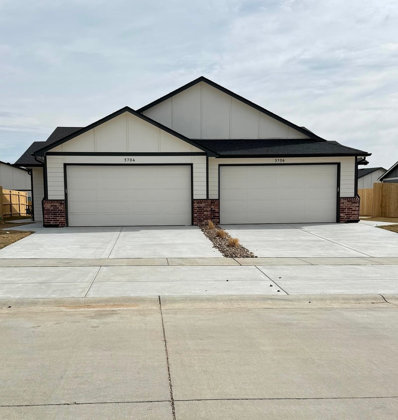 5706 E Bristol St, Bel Aire, KS 67220