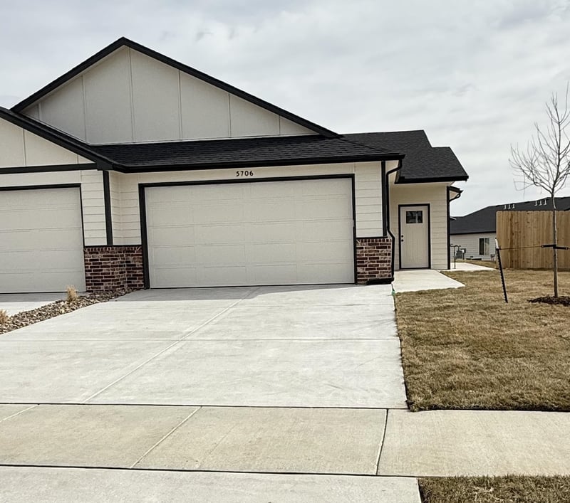 5706 E Bristol St, Bel Aire, KS 67220
