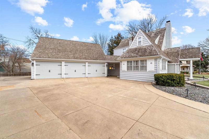 205 Greenway Rd, Salina, KS 67401