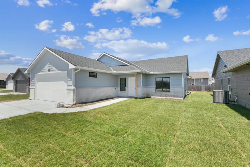 8974 Forbes Cir, Bel Aire, KS 67226