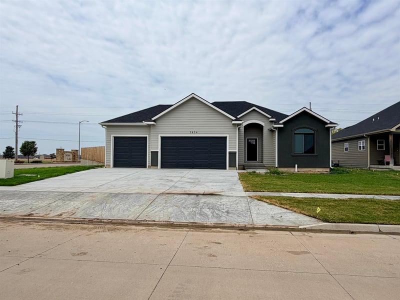 2824 Crystal Lake Dr, Salina, KS 67401