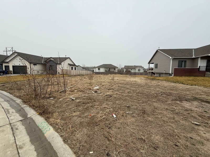 5833 Newport St, Park City, KS 67219