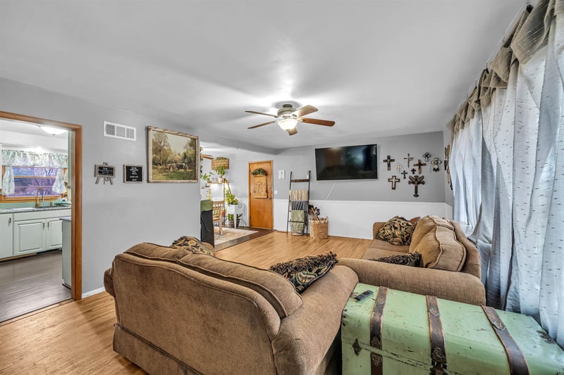 214 S Wichita St, Haven, KS 67543