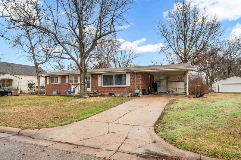 214 S Wichita St, Haven, KS 67543