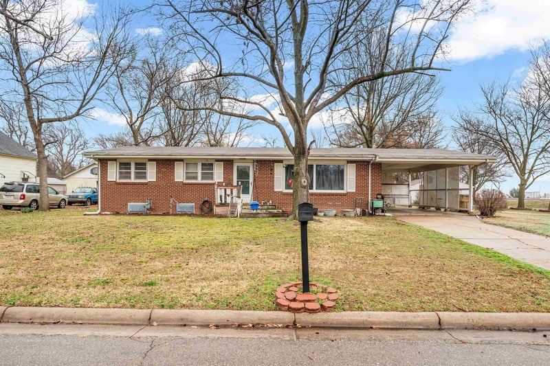 214 S Wichita St, Haven, KS 67543