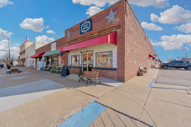 242 Main St, Norwich, KS 67118