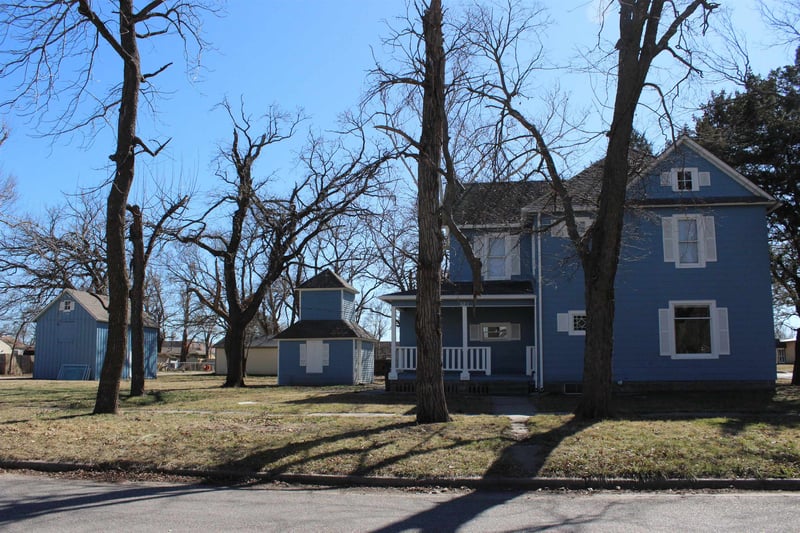 521 W 5th St, Halstead, KS 67056