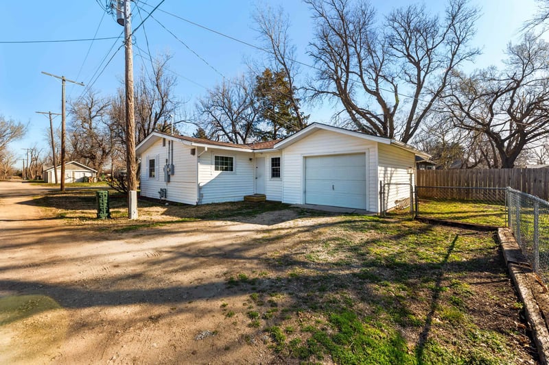 715 W 4th, Halstead, KS 67056