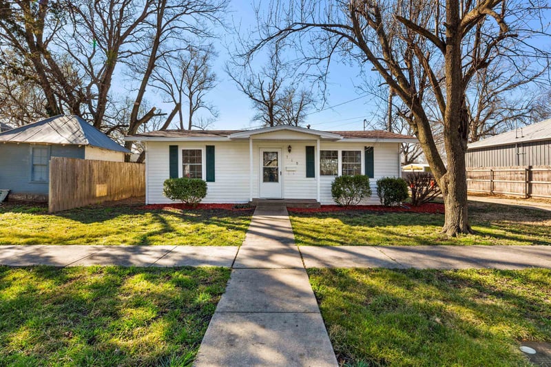715 W 4th, Halstead, KS 67056