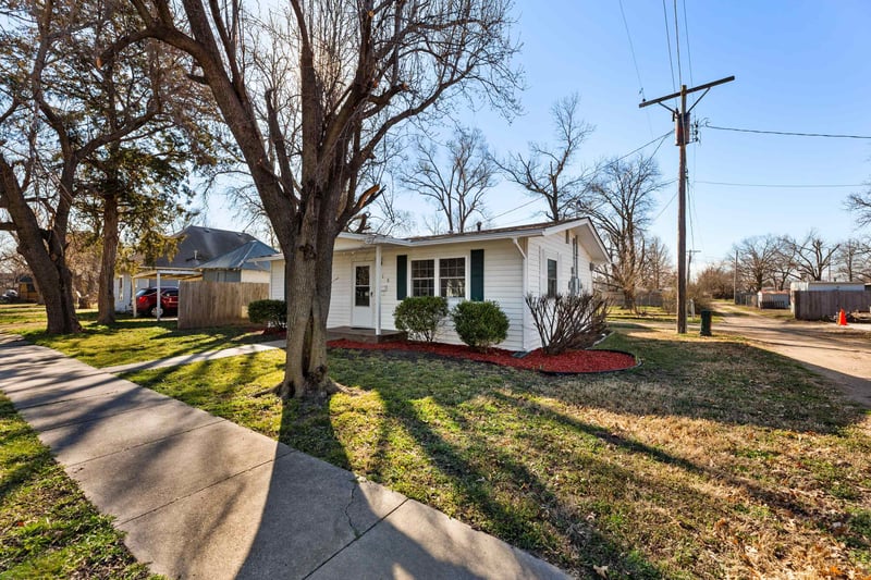 715 W 4th, Halstead, KS 67056