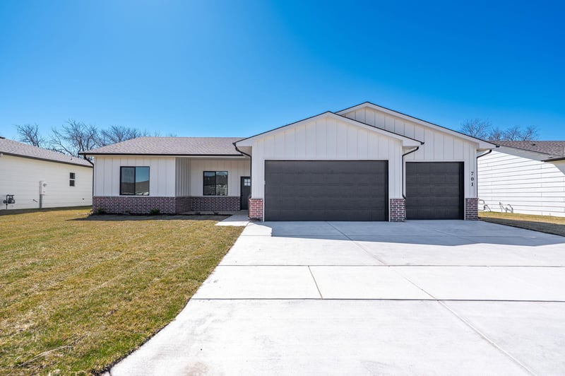 701 Elmwood St, Park City, KS 67147