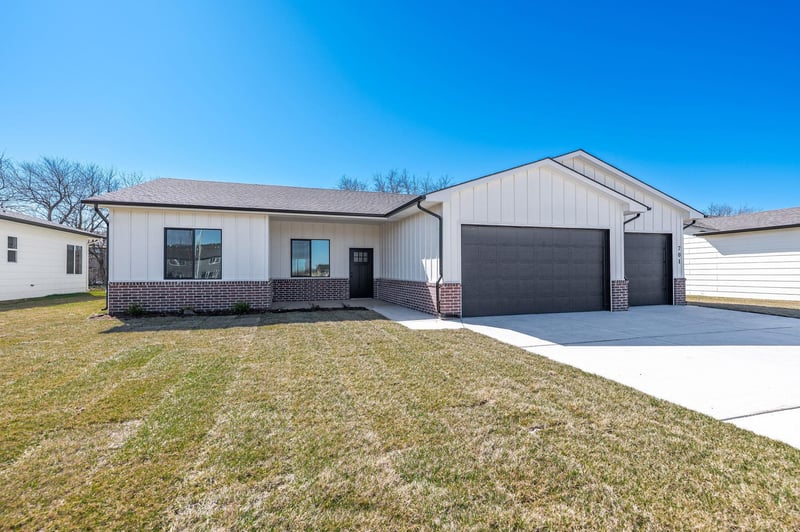 701 Elmwood St, Park City, KS 67147