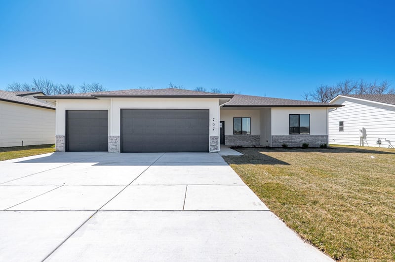 707 Elmwood St, Park City, KS 67147