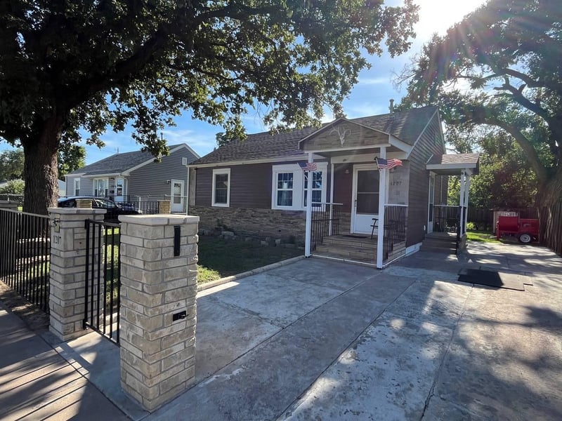 1207 Hydraulic St, Wichita, KS 67214