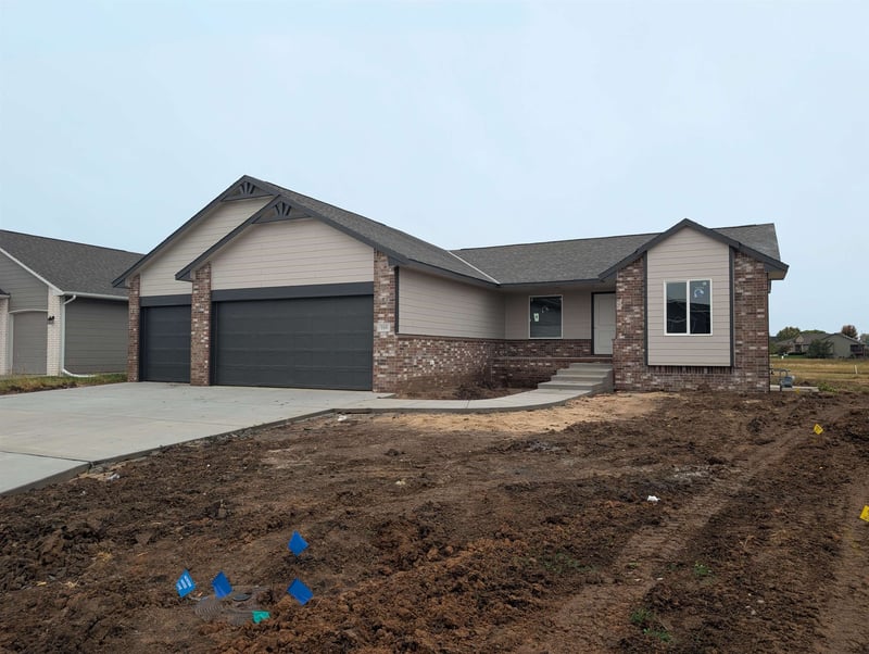 214 Summer Ct, Newton, KS 67114