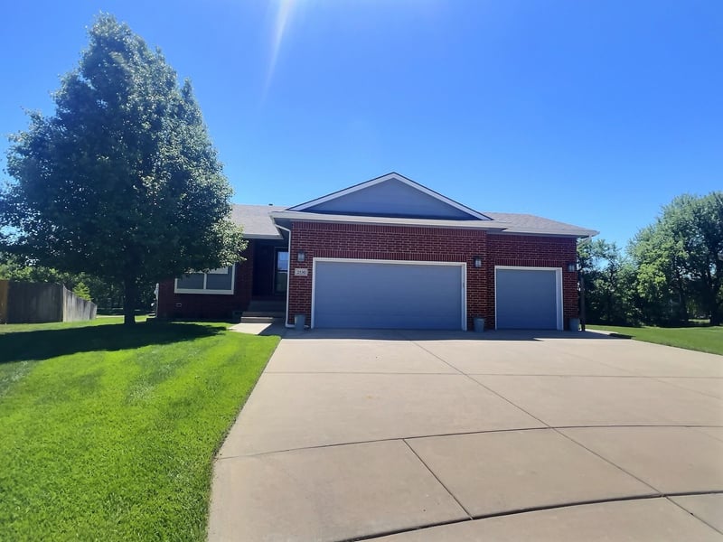 2530 Prescott Cir, Wichita, KS 67215