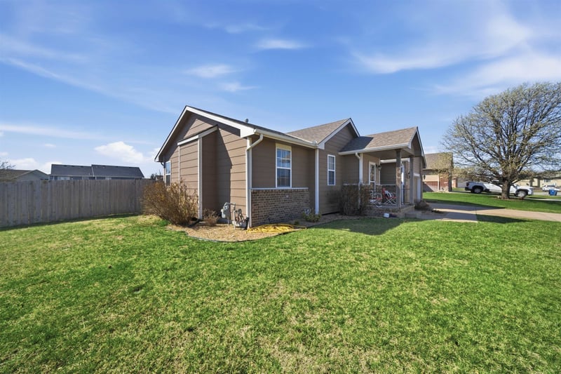 635 Prairie Parkway Ct, Benton, KS 67017
