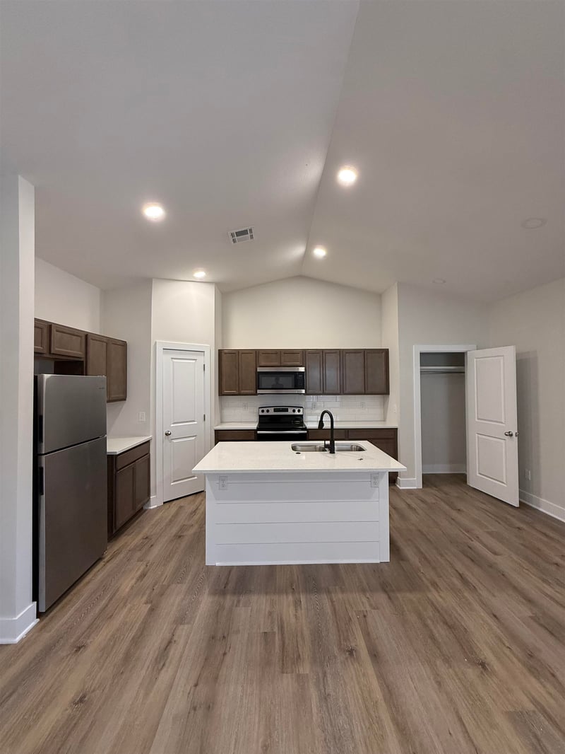 482 Hayes St, Valley Center, KS 67147