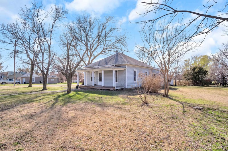 901 N Locust St, Peabody, KS 66866