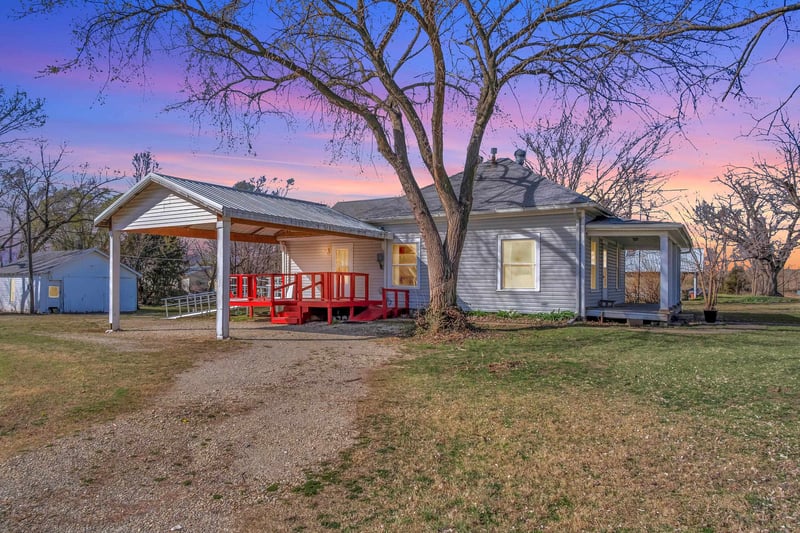 901 N Locust St, Peabody, KS 66866