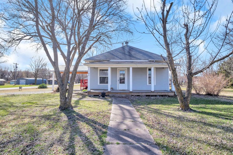 901 N Locust St, Peabody, KS 66866