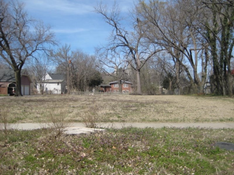 320 4th St, Newton, KS 67114