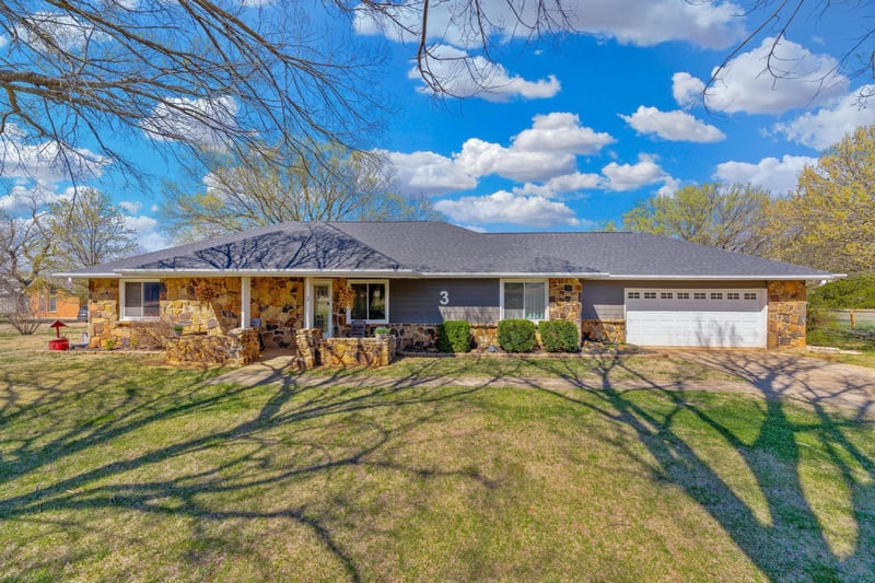 3 Oakwood Dr, Arkansas City, KS 67005