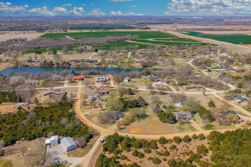 3 Oakwood Dr, Arkansas City, KS 67005