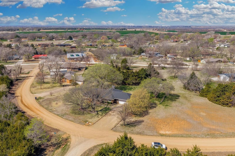 3 Oakwood Dr, Arkansas City, KS 67005