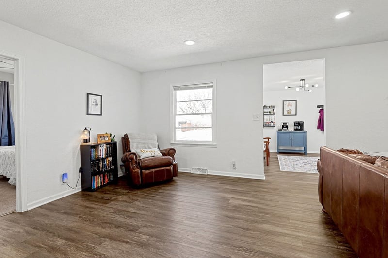 317 E 6th St, Halstead, KS 67056