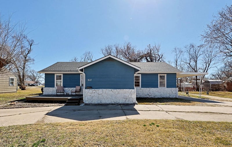 317 E 6th St, Halstead, KS 67056