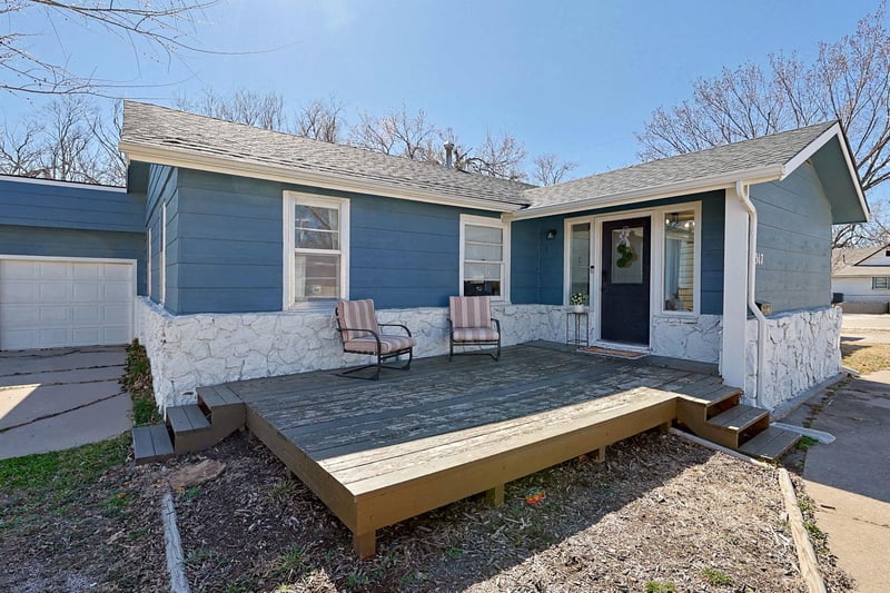 317 E 6th St, Halstead, KS 67056