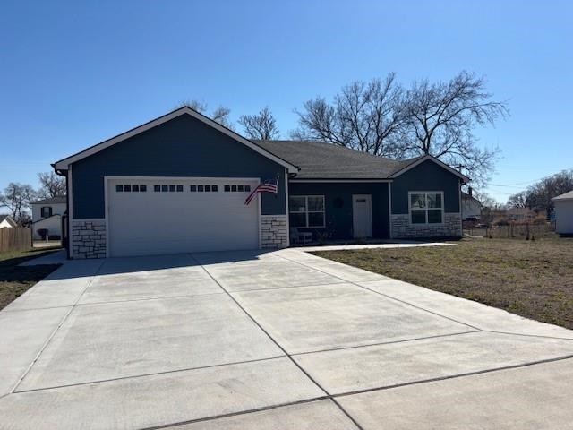108 5th St, Solomon, KS 67480