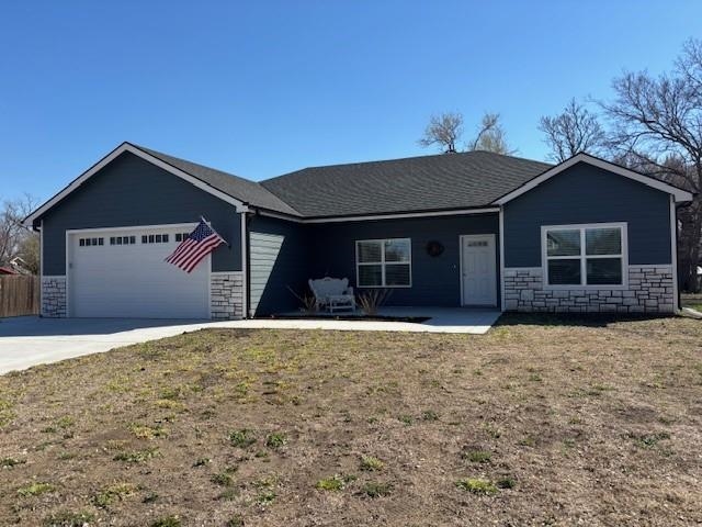108 5th St, Solomon, KS 67480