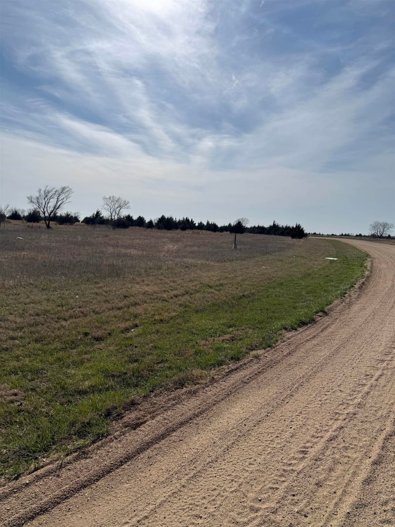 1673 Bryce Dr, Milton, KS 67106