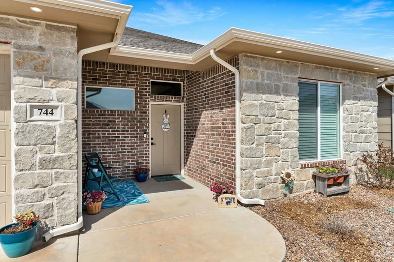 744 Thornton Ct, Wichita, KS 67235