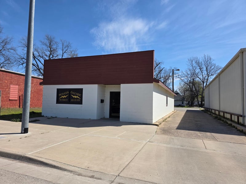 408 Main St, Winfield, KS 67156