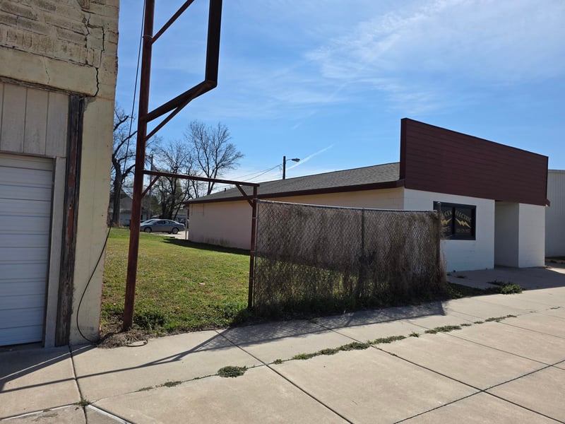408 Main St, Winfield, KS 67156