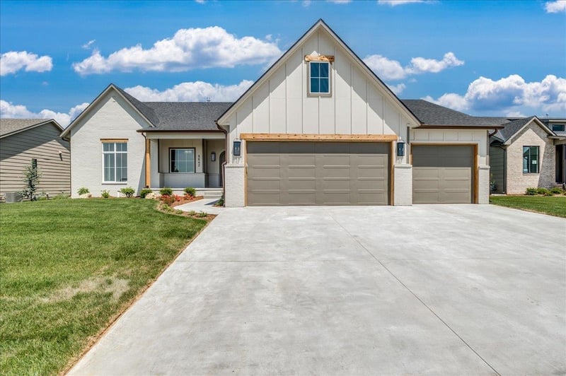 9642 Cedar Ln, Maize, KS 67101