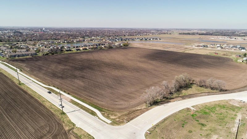 7945 Seneca St, Valley Center, KS 67147