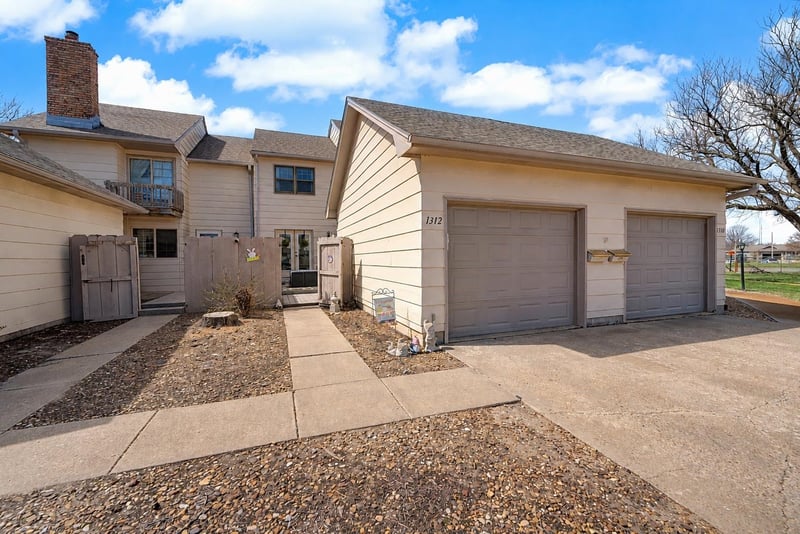 1312 Parkwood Dr, Salina, KS 67401