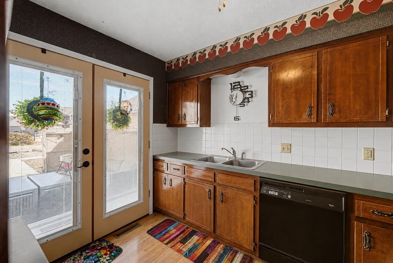 1312 Parkwood Dr, Salina, KS 67401