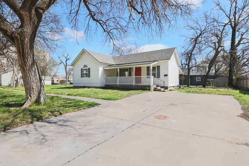 206 Pine St, Halstead, KS 67056