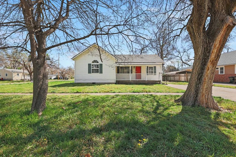 206 Pine St, Halstead, KS 67056