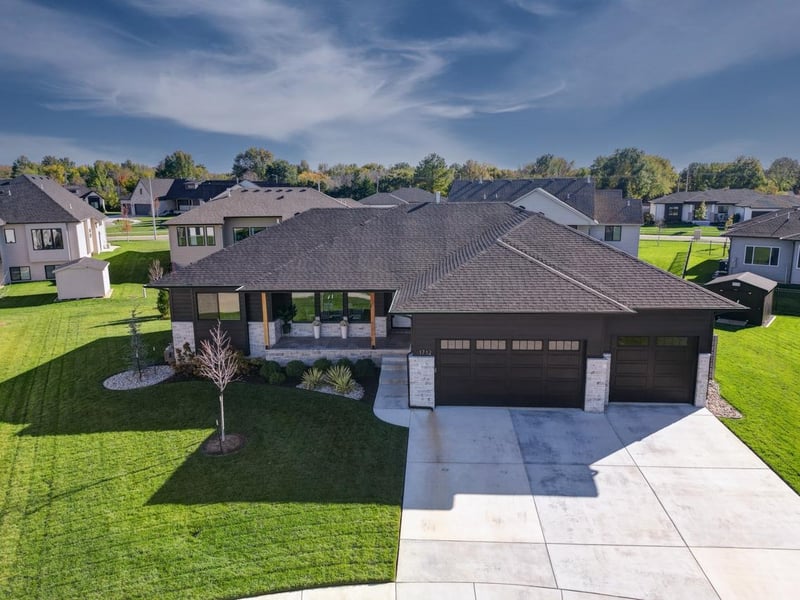 1712 Summerchase Pl, Derby, KS 67037